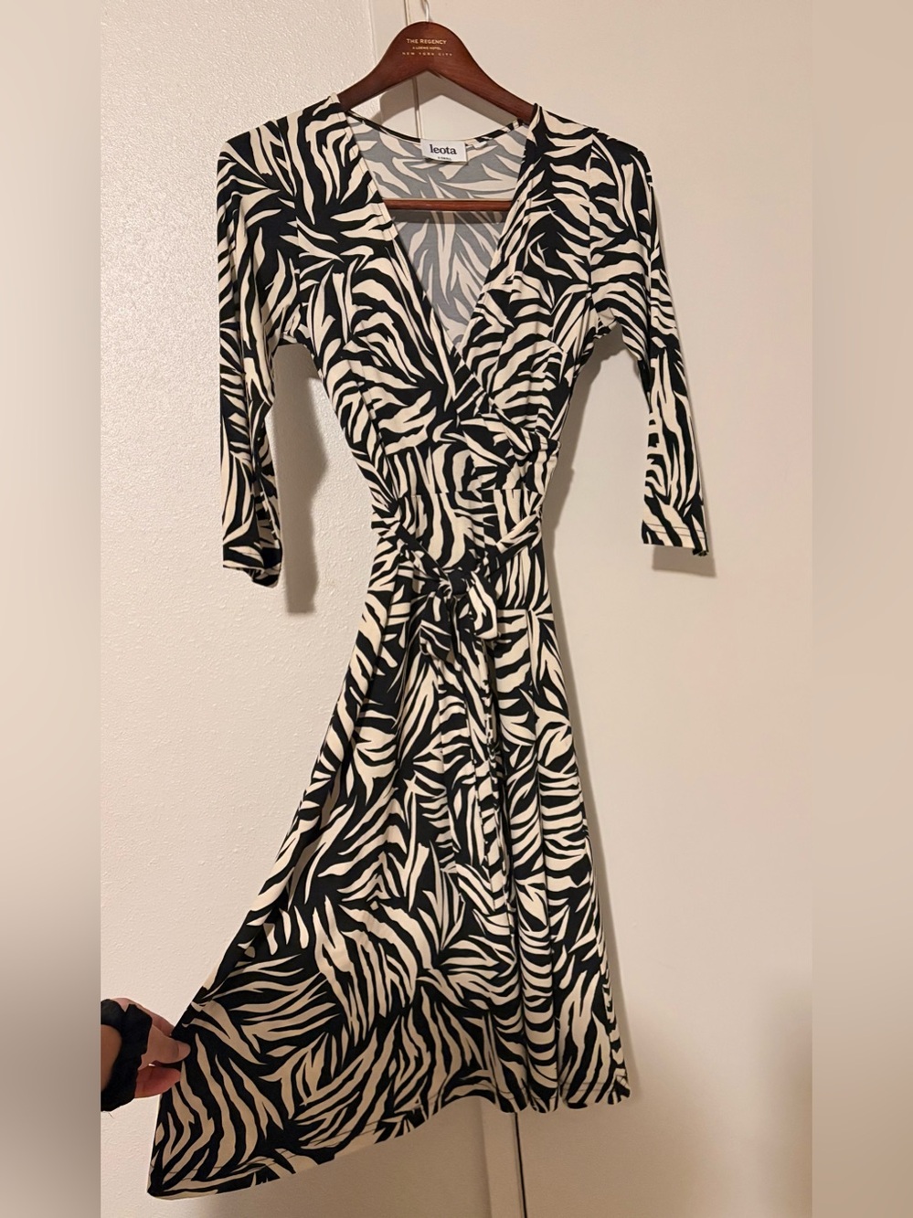 Leota XS Black & White Zebra-Print V Neck Long Sleeve Wrap Tie Midi Dress